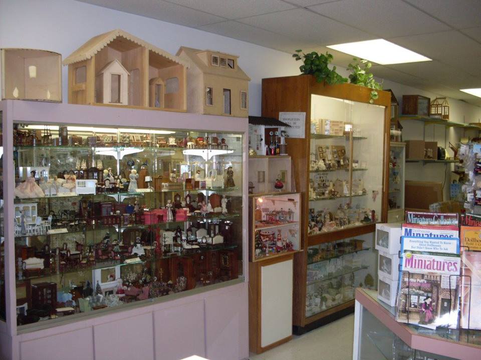 dollhouses and miniatures